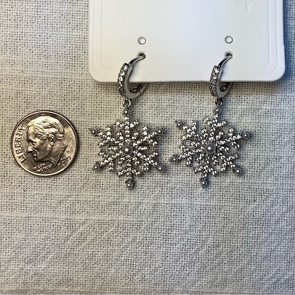 🌼 Snowflake Shiny Zircon Faux Pearl Inlaid Classic Dangle Small Hoop Earrings - Picture 4 of 4